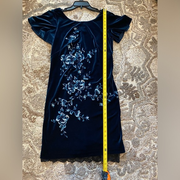 WHITE HOUSE BLACK MARKET Embroidered Stretch Velvet Dress Size Small Blue Black - Picture 8 of 9